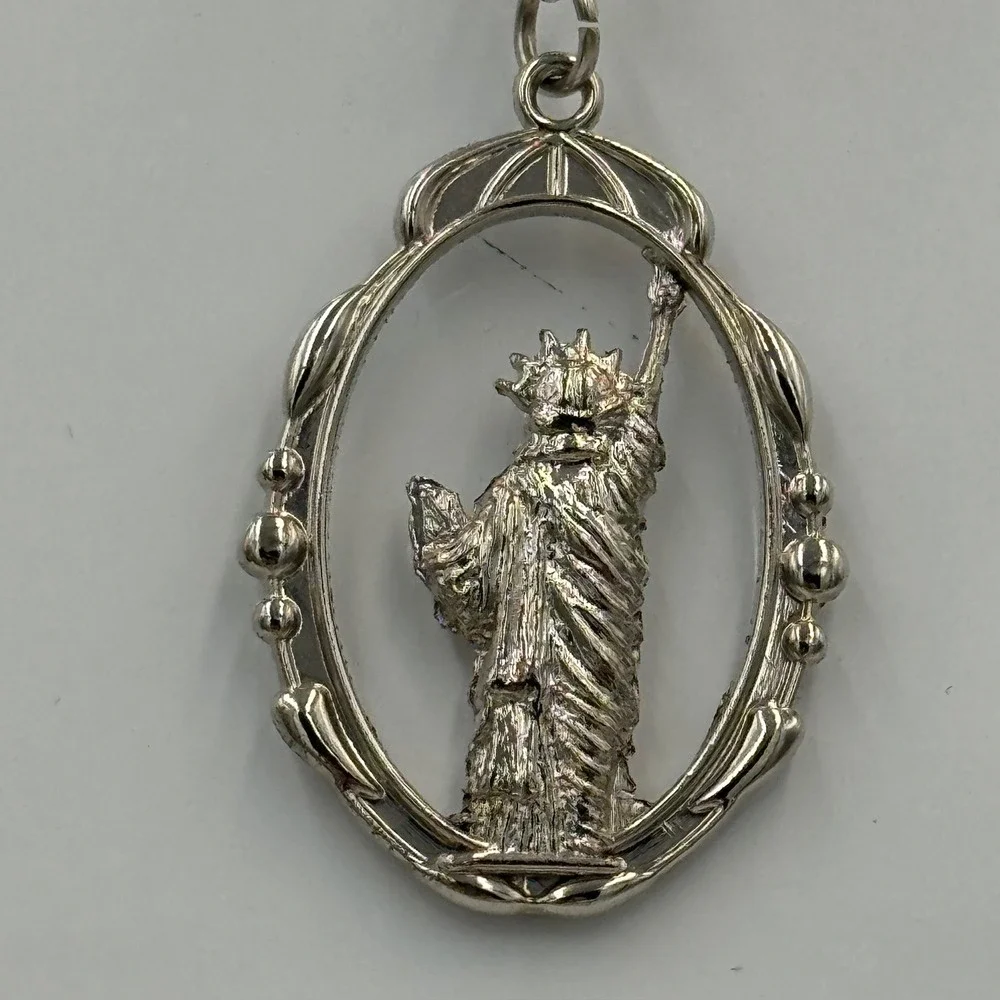Statue of Liberty New York City Souvenir Keychain‎ Silver Tone Oval NY-N044